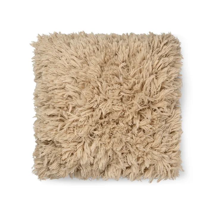 Meadow Coussin à poils hauts de Ferm Living dans le coloris light sand