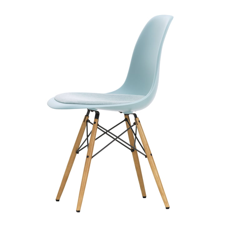 Eames Plastic Side Chair DSW avec coussin d'assise de Vitra en frêne couleur miel / gris glace (patins en feutre de base foncé)