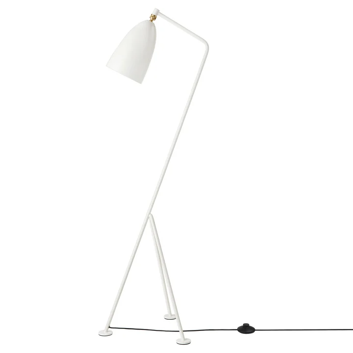 Gräshoppa Lampadaire GM1 de Gubi dans la version blanc albâtre
