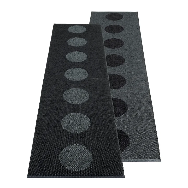 Vera Tapis 2. 0, 70 x 280 cm, black / black metallic de Pappelina