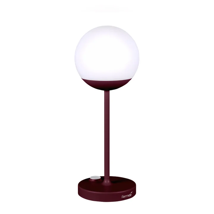 Mooon! Lampe à LED rechargeable de Fermob dans la couleur cerise noire