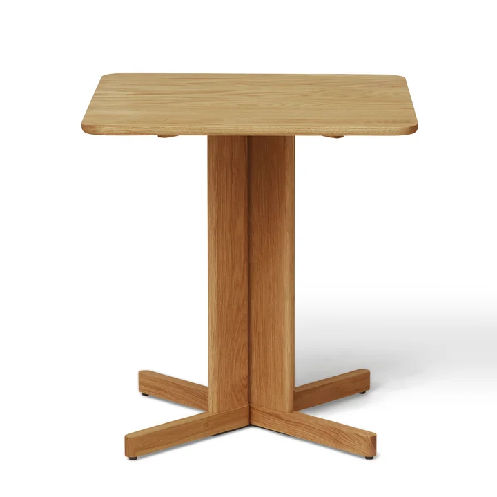Quatrefoil Table de Form & Refine dans la finition Chêne