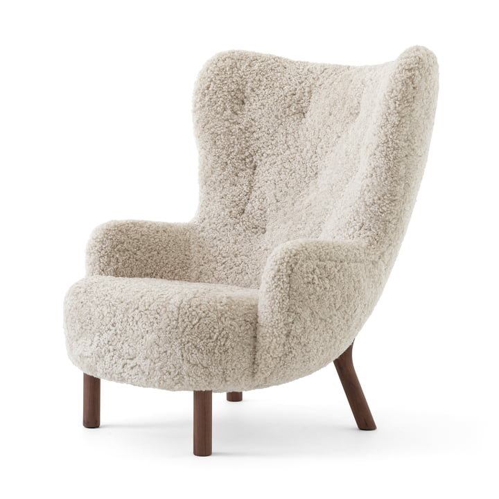 Petra Lounge Chair VB3, High Back, noix huilée / peau de mouton Moonlight de & Tradition