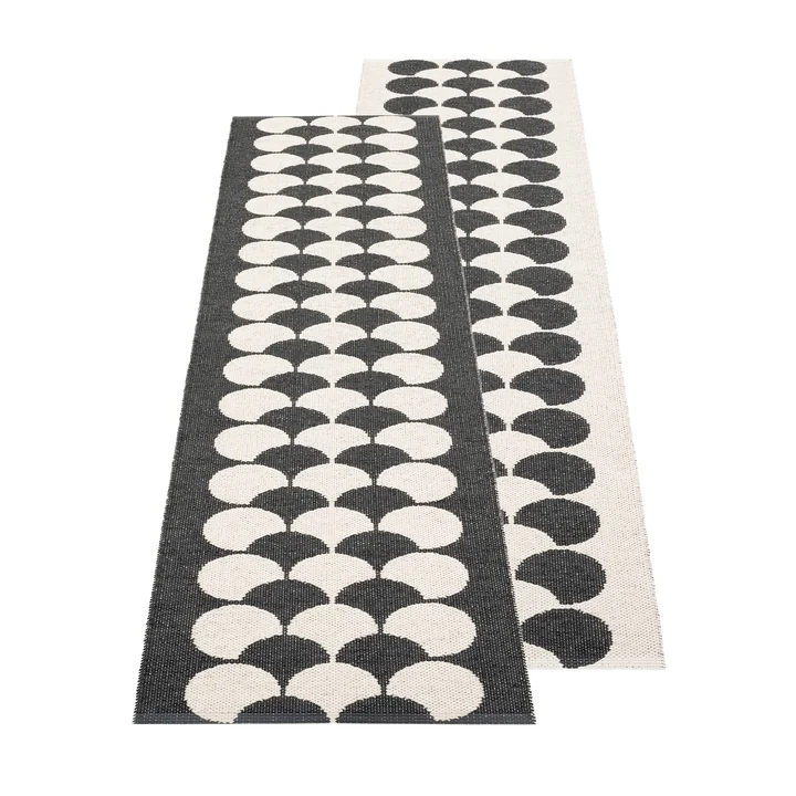 POPPY Tapis, 250 x 70 cm, black de Pappelina