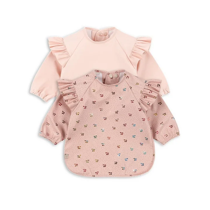 Bavoir avec manches et volants, fairy cherry /cameo rose (set de 2) de Konges Sløjd