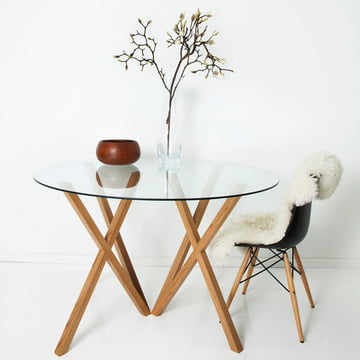 Les tréteaux de table Mika de Hans Hansen sont une source d'inspiration pour chaque plateau de table.