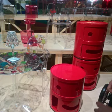 Salon de Milan : Componibili de Kartell en rouge