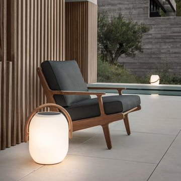 La chaise lounge Bay par Gloster avec lampe solaire Cocoon.