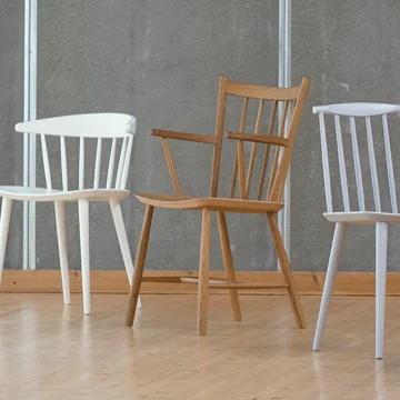 J42 Chaise avec accoudoirs de HAY en chêne huilé