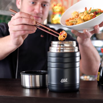 La boîte isotherme Majoris d'Esbit, 0,8 L en noir, remplie de nourriture