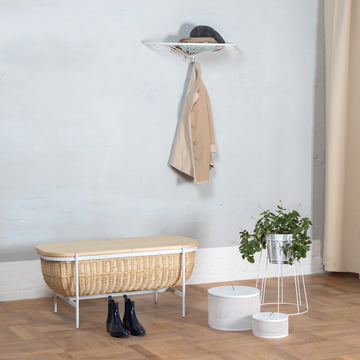 Le OK Design - Willow banc, blanc avec un support de fleurs Cibele et une étagère à pinces