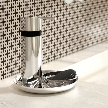 Distributeur de savon en acier inoxydable poli par Frost associé avec une coupe dans la salle de bain.