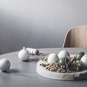 Boule décorative Rhombe de Lyngby Porcelæn sur la table