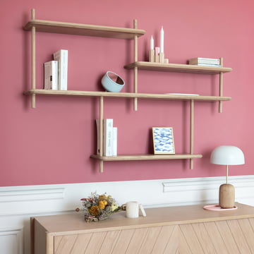 Etagère murale Jeanne Hartô en chêne nature avec décoration 