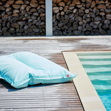Coussin de natation flottant de Fiam à la piscine 