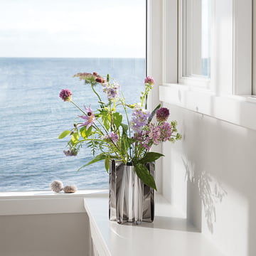 Frequency Vase, acier inoxydable poli par Georg Jensen sur le rebord de la fenêtre