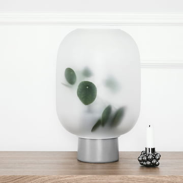 Vase Nebl grand, Ø 24,5 x H 30 cm en gris de Gejst sur la table 