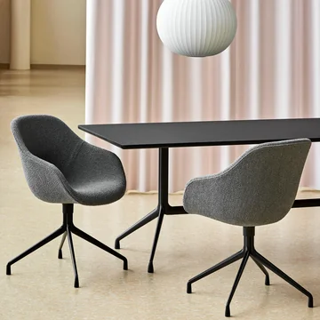 About A Chair AAC 121 de HAY à la table