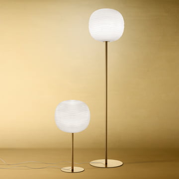 Les lampes de sol et de table Gem, blanc / or de Foscarini dans leurs différentes versions