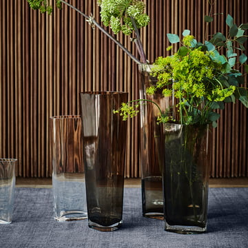 Les grands vases Collect de & Tradition en smoke avec des herbes vertes sur un fond bleu