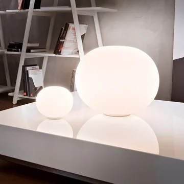 Le Glo Ball Basic de Flos en blanc dans ses différentes tailles