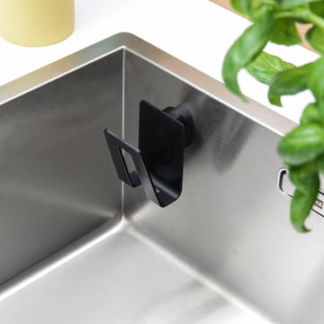 Le porte-éponge magnétique de Happy Sinks s'installe en un clin d'œil