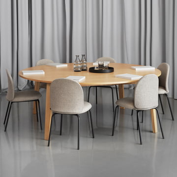 La table à manger Slice Vol. 2 de Normann Copenhagen offre de l'espace pour toute la famille