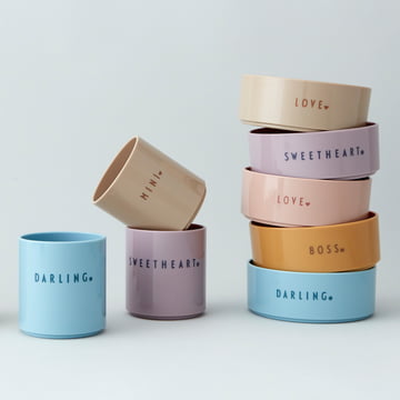 Les tasses de différentes couleurs AJ Mini Favourite Gobelets et bols en Tritan de Design Letters