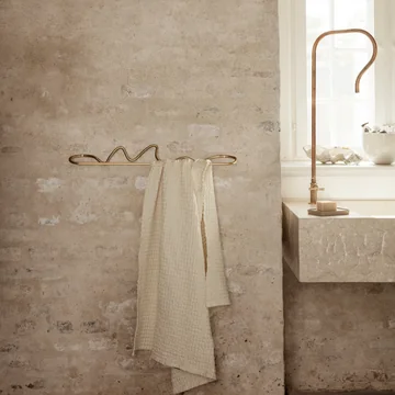 Curvature porte-serviettes et Organic serviette de bain de Ferm Living