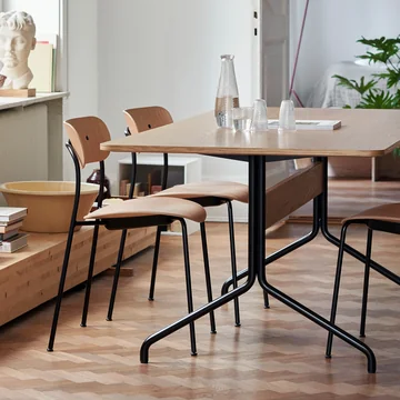 Pavilion Dining Table de salle à manger, chêne laqué transparent / piétement noir de & Tradition