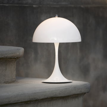 Panthella 250 Portable accu LED lampe de table, blanc opale de Louis Poulsen