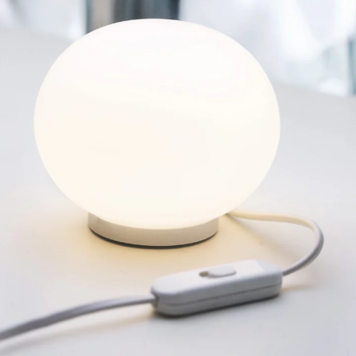 Une lumière délicate avec la lampe de table Mini Glo-Ball de Flos