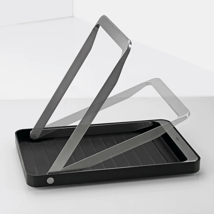 La poignée ergonomique de la Take away plateau de service de Stelton