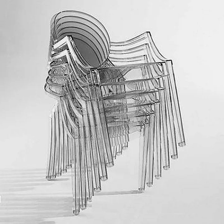 Les transparents Louis Ghost empilés par Kartell