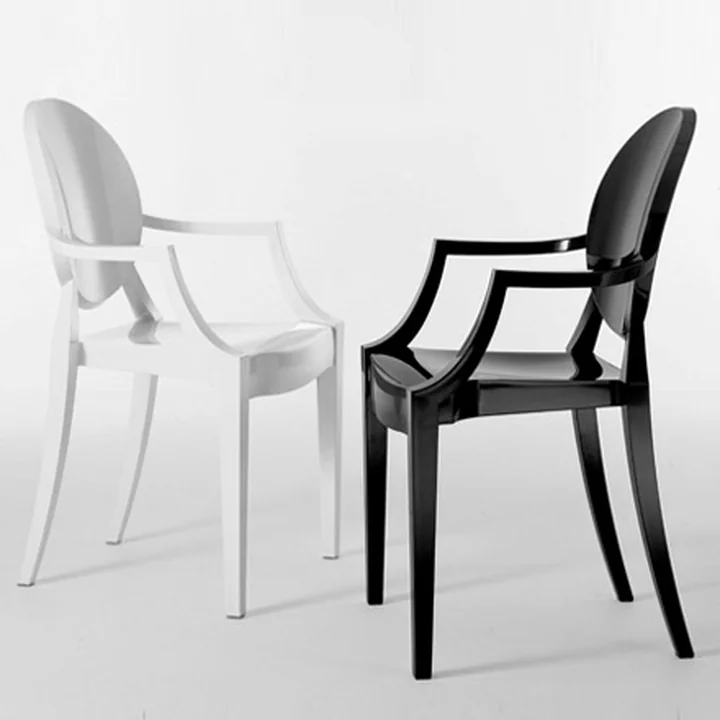 Le Louis Ghost de Kartell en blanc et noir est d'une élégance insurpassable