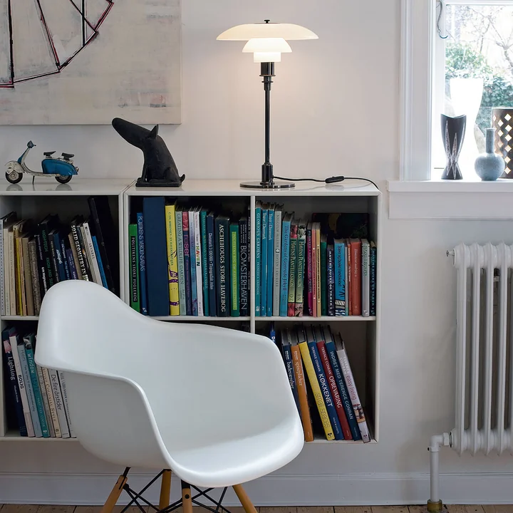 La lampe de table Louis Poulsen PH 3/2 dans le salon