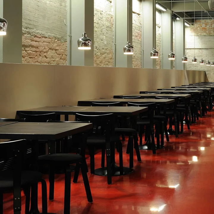 Le luminaire suspendu A 330S Golden Bell de Artek dans le restaurant