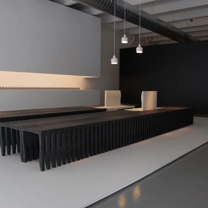 Le luminaire suspendu A 330S Golden Bell de Artek dans le grand hall.