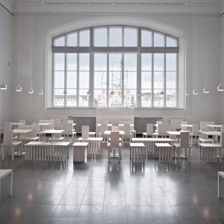 Le luminaire suspendu A 330S Golden Bell de Artek crée une atmosphère particulière.