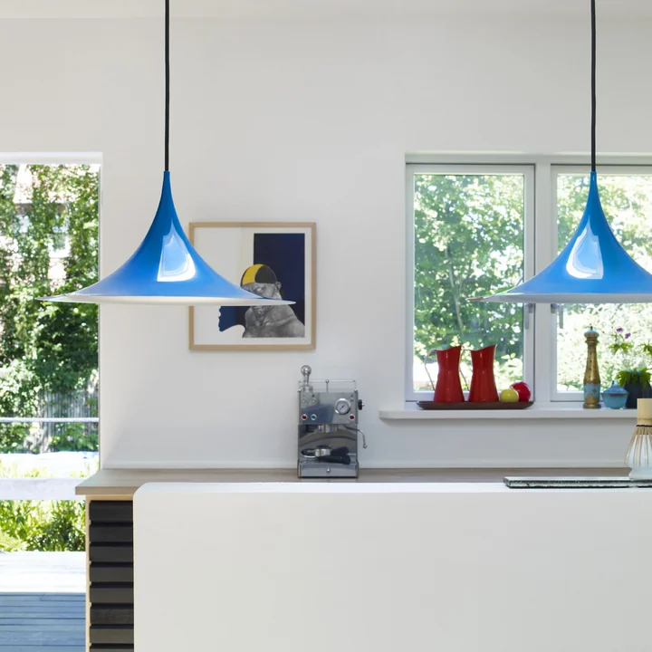 Semi Luminaire suspendu de Gubi au-dessus du coin cuisine