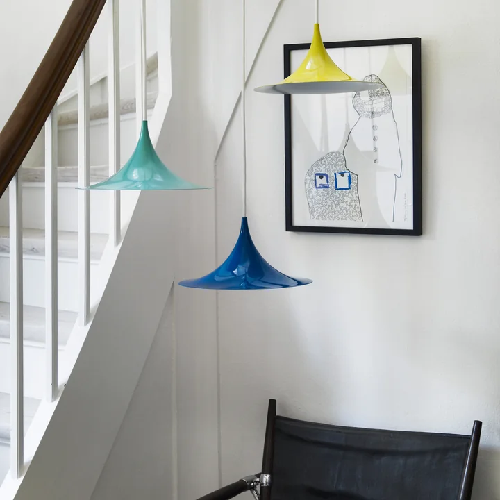 Semi Lampe suspendue de Gubi à côté de l'escalier