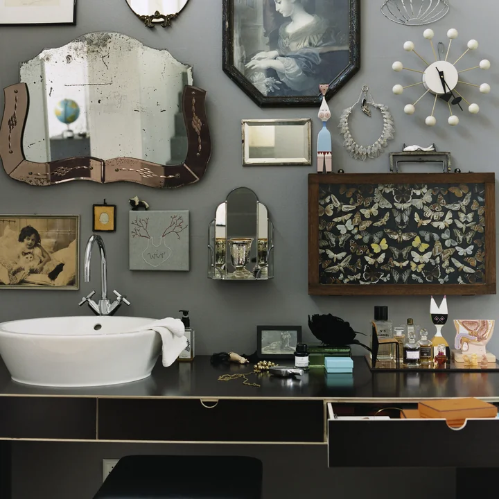 Poupées en bois et horloge à boules de Vitra