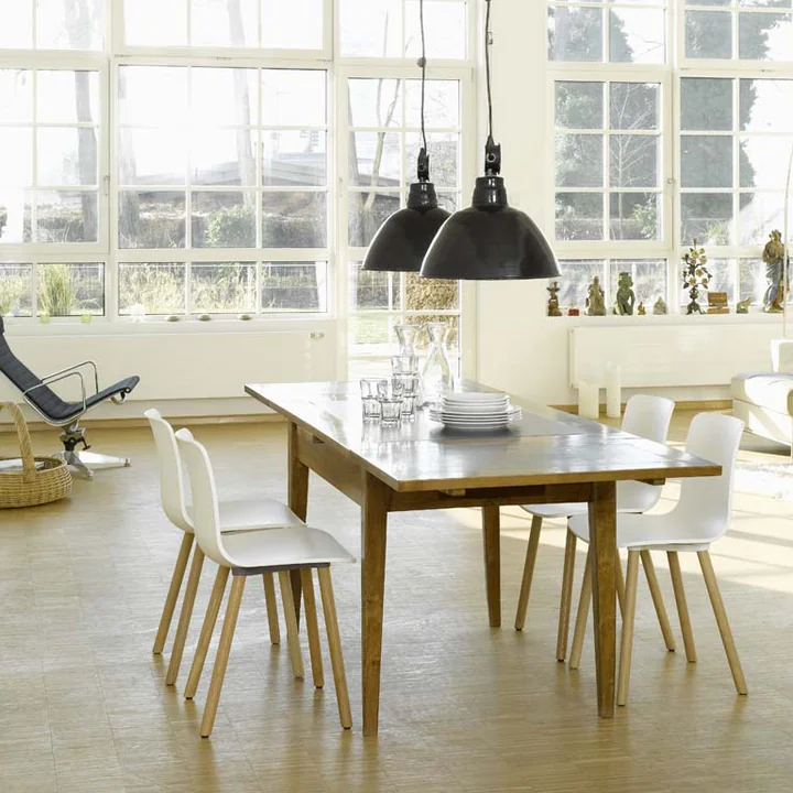 Chaise de salle à manger avec piètement en bois et coque en plastique