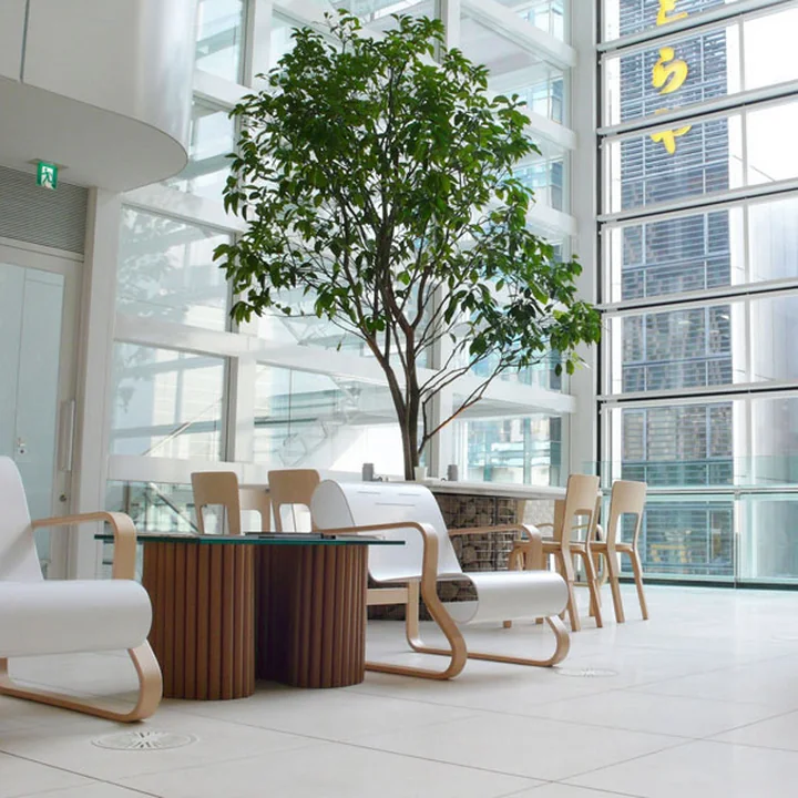 Forme en L des pieds de la chaise 66