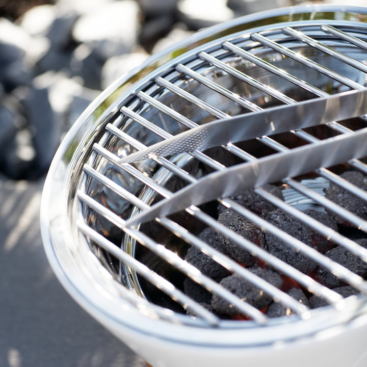 Le barbecue de table par Eva Solo avec pince à grillade et charbon de bois