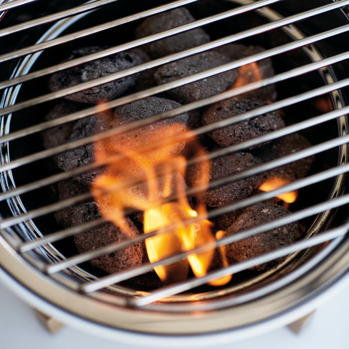 Le barbecue de table par Eva Solo, prise de face avec charbon de bois enflammé