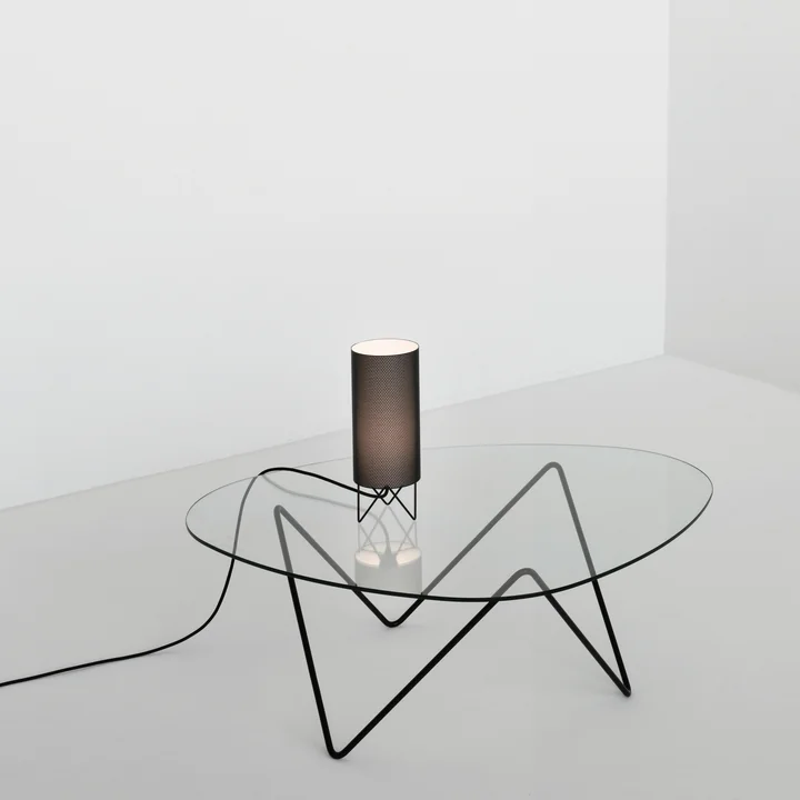 Design sophistiqué, atmosphère légère : Gubi Pedrera Table basse et lampe de table H2O