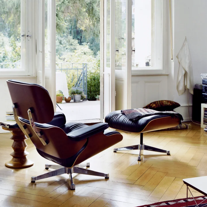 Vitra Lounge Chair & Ottoman dans la finition cerisier