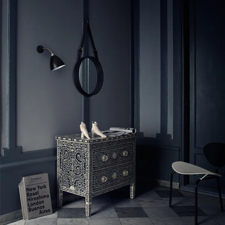 Adnet Miroir de Gubi dans l'entrée au-dessus de la commode