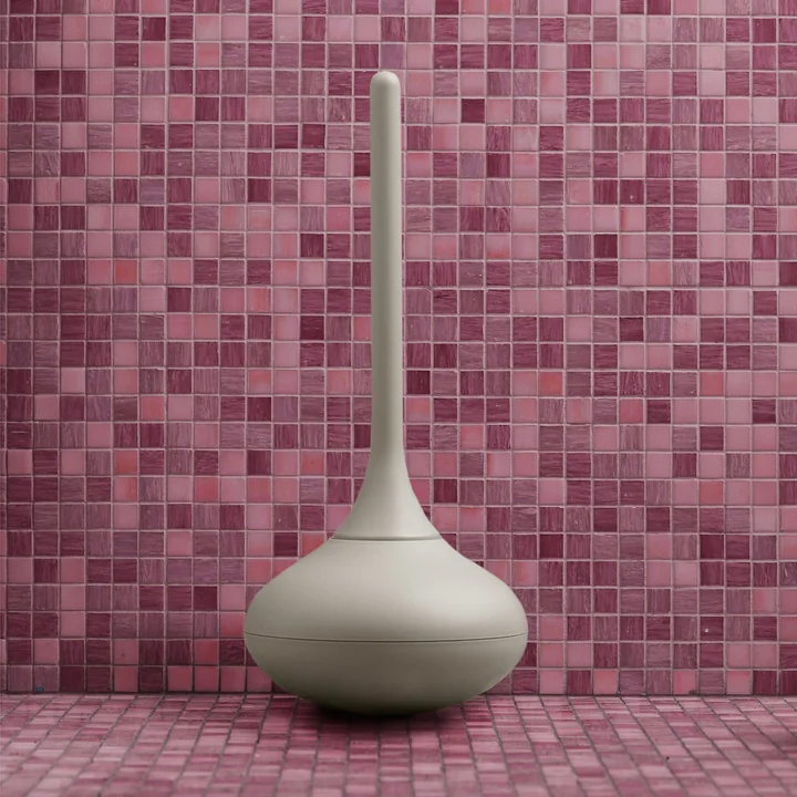 Le Ballo Brosse de toilette de Normann Copenhagen en gris avant les carreaux roses